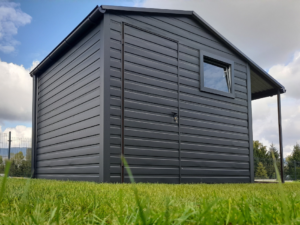 Domek ogrodowy dwuspadowy 3x2,5 + wiata 1m z prawej z zaślepionym tyłem | PROFIL ZAMKNIĘTY | kolor grafit RAL 7016 MAT + FILC + RYNNY